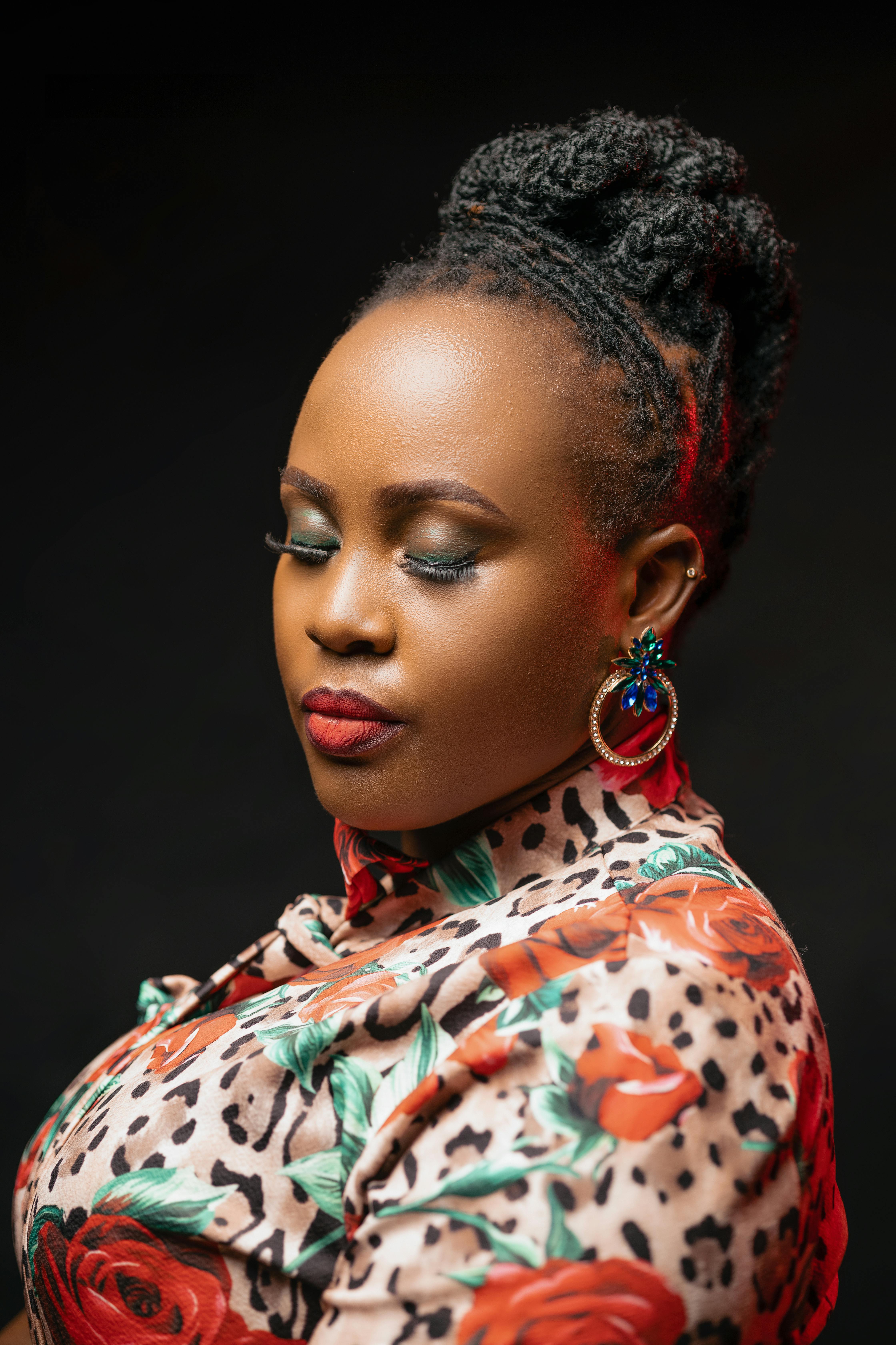 暗巷的灯海报图片